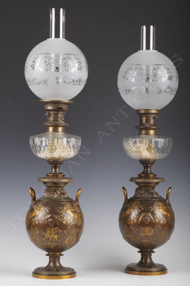 F. Levillain & F. Barbedienne<br />Paire de lampes néo-Grecques