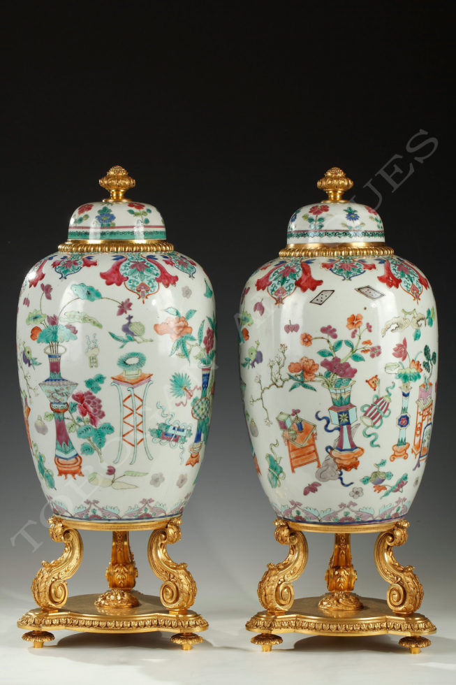 L’Escalier de Cristal <br/> Paire de pots couverts