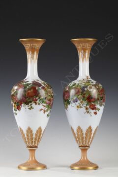 Paire de vases en opaline – Signé Baccarat – Tobogan Antiques – Antiquaire Paris 8ème-11
