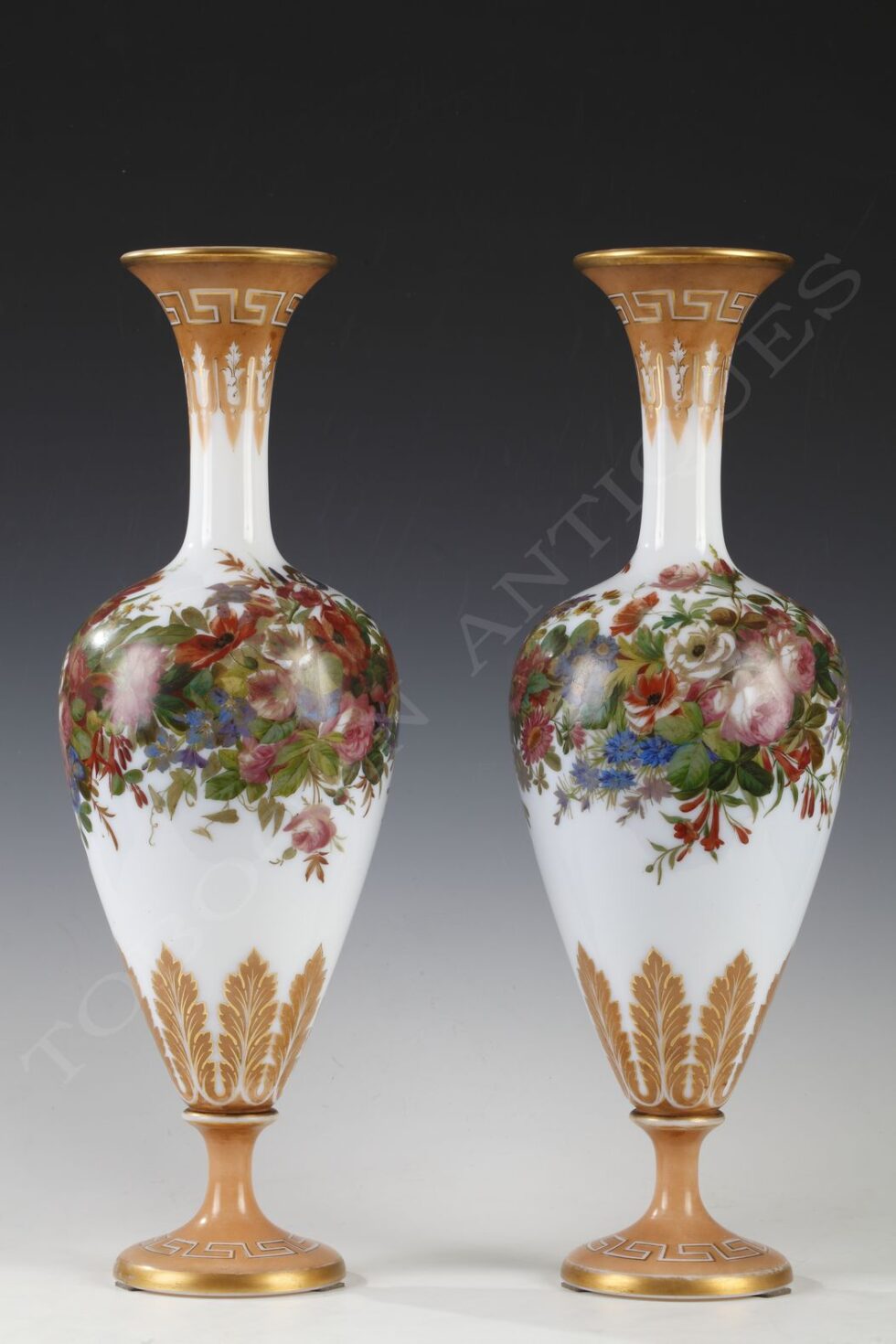 Baccarat <br/> Paire de vases en opaline