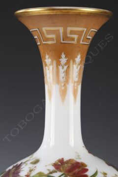 Paire de vases en opaline – Signé Baccarat – Tobogan Antiques – Antiquaire Paris 8ème-8