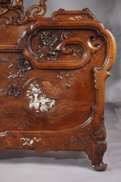 Lit et table de chevet japonisant en bois sculpté – Signé Dai Nippon – Tobogan Antiques – Antiquaire Paris 8ème-6