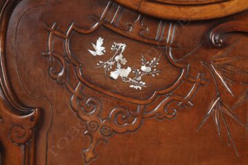 Lit et table de chevet japonisant en bois sculpté – Signé Dai Nippon – Tobogan Antiques – Antiquaire Paris 8ème-7