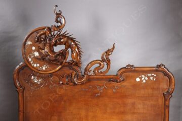 Lit et table de chevet japonisant en bois sculpté – Signé Dai Nippon – Tobogan Antiques – Antiquaire Paris 8ème-9