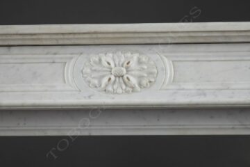 Cheminée de style Louis XVI en marbre blanc de Carrare – Tobogan Antiques – Antiquaire Paris 8ème_1