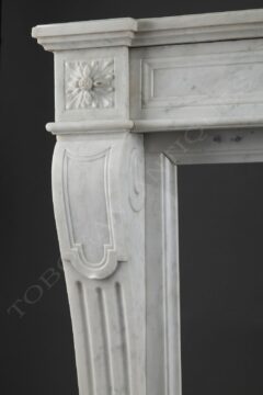 Cheminée de style Louis XVI en marbre blanc de Carrare – Tobogan Antiques – Antiquaire Paris 8ème_3
