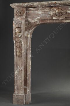 Cheminée de style Louis XVI en marbre brèche marron – Tobogan Antiques – Antiquaire Paris 8ème_2