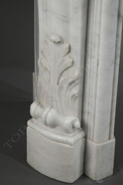 Cheminée en marbre blanc de style Louis XV – Tobogan Antiques – Antiquaire Paris 8ème_1
