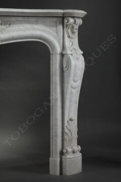 Cheminée en marbre blanc de style Louis XV – Tobogan Antiques – Antiquaire Paris 8ème_2