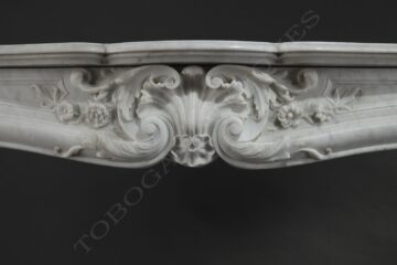 Cheminée en marbre blanc de style Louis XV – Tobogan Antiques – Antiquaire Paris 8ème_4