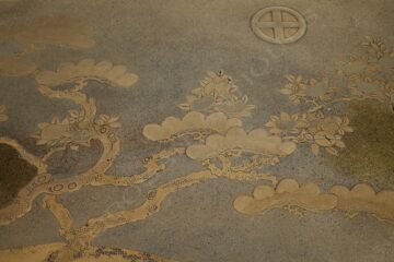 Table servante à deux plateaux en laque poudrée japonaise – Tobogan Antiques – Antiquaire Paris 8ème_1