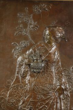 Paire de plaques en métal La Japonaise et l’Orientale – attribué à Louis Hottot – Tobogan Antiques – Antiquaire Paris 8ème-3