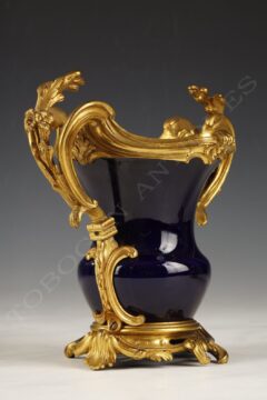 Paire de vases en porcelaine et bronze doré de style Louis XV – Manufacture de Sèvres – Tobogan Antiques – Antiquaire Paris 8ème-2
