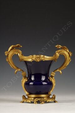 Paire de vases en porcelaine et bronze doré de style Louis XV – Manufacture de Sèvres – Tobogan Antiques – Antiquaire Paris 8ème-3