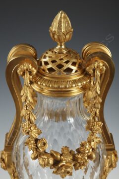 Paire de vases en cristal de Baccarat et bronze doré – attribué à H. Dasson – Tobogan Antiques – Antiquaire Paris 8ème-4