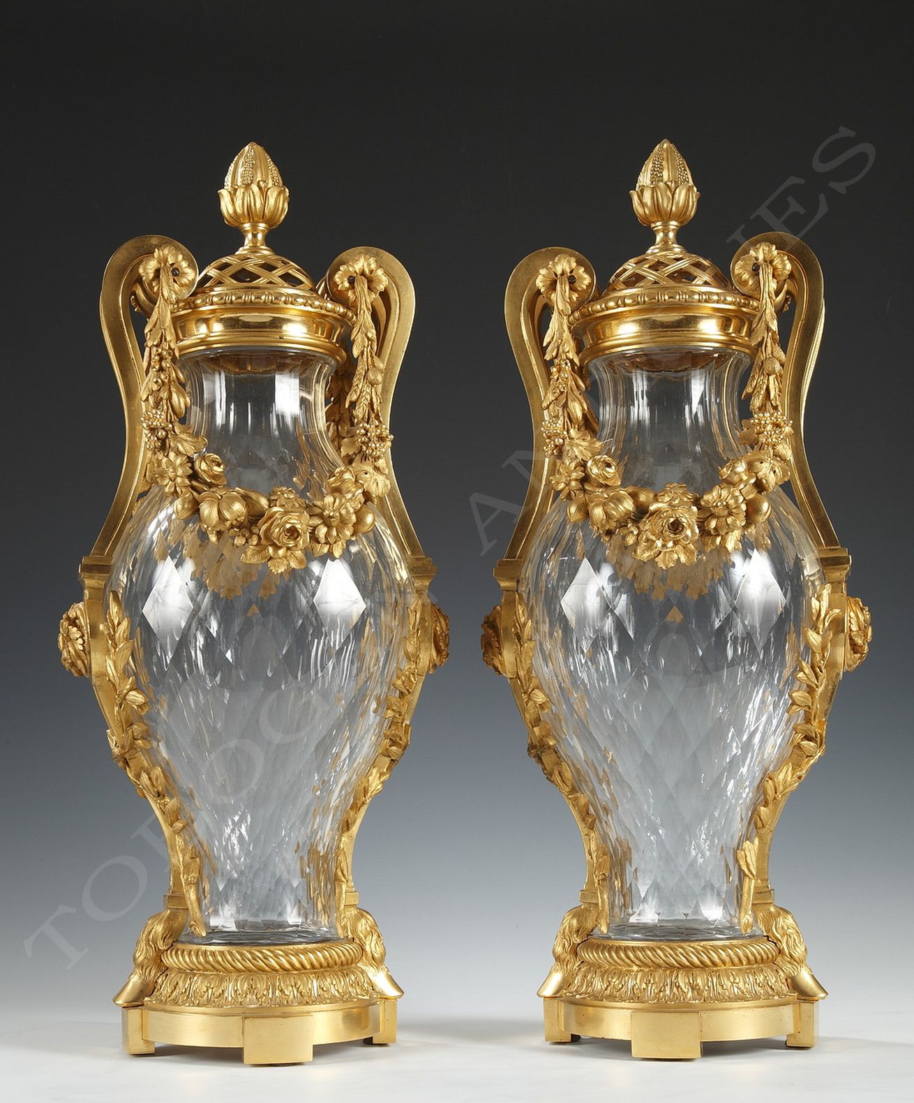 Baccarat & H. Dasson <br/> Paire de vases couverts en cristal