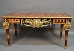 Table de milieu en marqueterie de bois et bronze doré – Tobogan Antiques – Antiquaire Paris 8ème-8