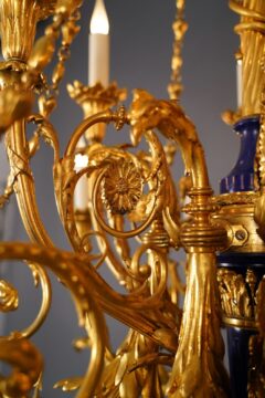 Lustre en bronze doré et émaillé aux têtes d’aigles – Attribué à L.A. Marquis- Tobogan Antiques – Antiquaire Paris 8ème-2