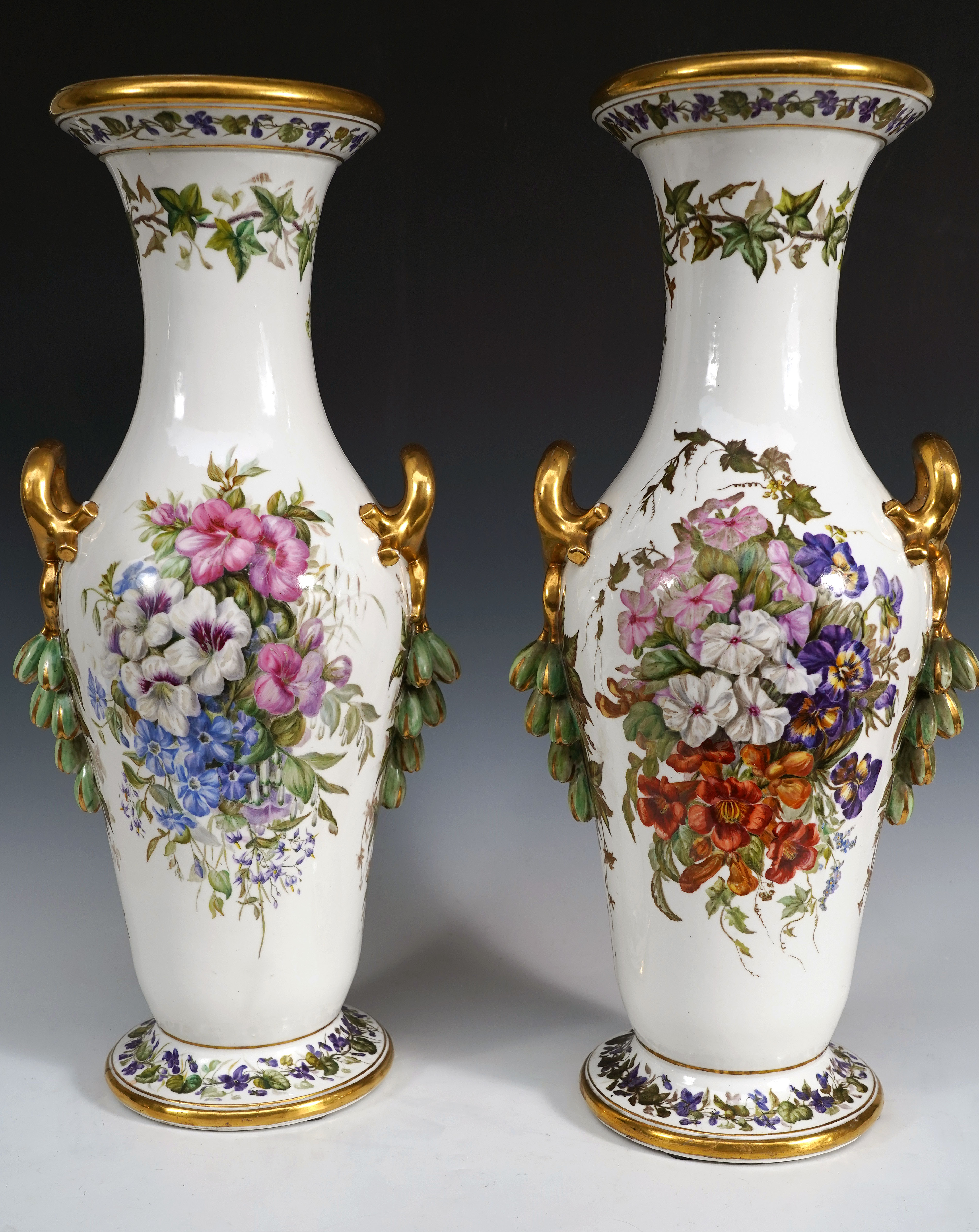 Porcelaine de Paris <br/> Paire de vases à décor floral