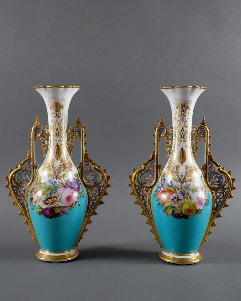 Porcelaine de Paris <br/> Paire de vases Amphores orientalisants