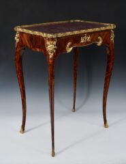 Table écritoire de style Louis XV – Estampillée H. Nelson – Tobogan Antiques – Antiquaire Paris 8ème-9