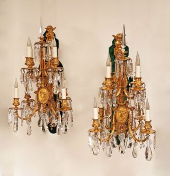 V. Paillard & Baccarat <br/> Paire d’Appliques aux Médaillons