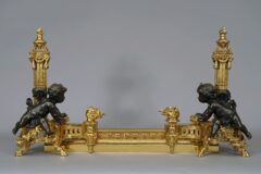 Paire de chenets et barre de foyer de style Louis XVI attribués à Raingo – Tobogan Antiques – Antiquaire Paris 8ème-9