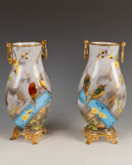 Paire de vases aux oiseaux en opaline – Tobogan Antiques – Antiquaire Paris 8eme-10