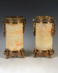 Paire de vases rouleaux en onyx attribués à E. Cornu – Tobogan Antiques – Antiquaire Paris 8eme-8