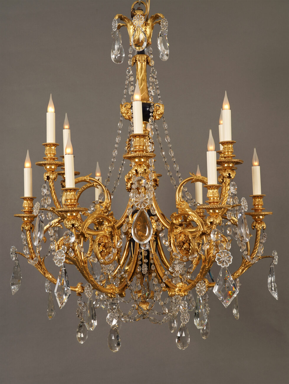 H. Vian <br/> Lustre à décor Bacchique