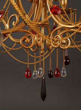 Lustre orientaliste en bronze doré et cristal clair et rouge attribué à Baccarat – Tobogan Antiques – Antiquaire Paris 8eme-1