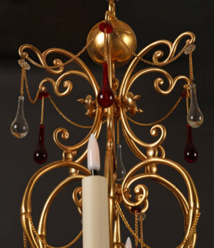 Lustre orientaliste en bronze doré et cristal clair et rouge attribué à Baccarat – Tobogan Antiques – Antiquaire Paris 8eme-5