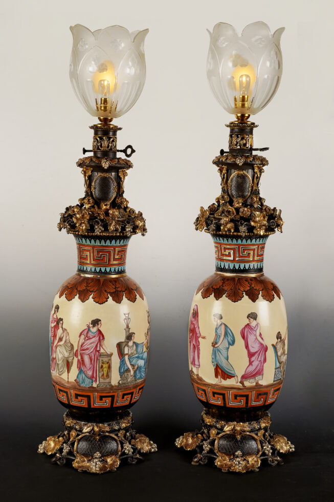 Porcelaine de Paris <br/> Paire de Lampes Néo-Grecque