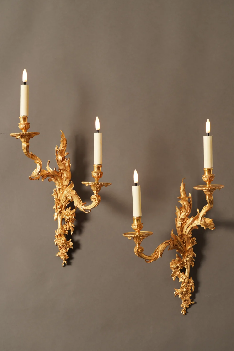 Paire d&rsquo;appliques aux feuilles d&rsquo;acanthe