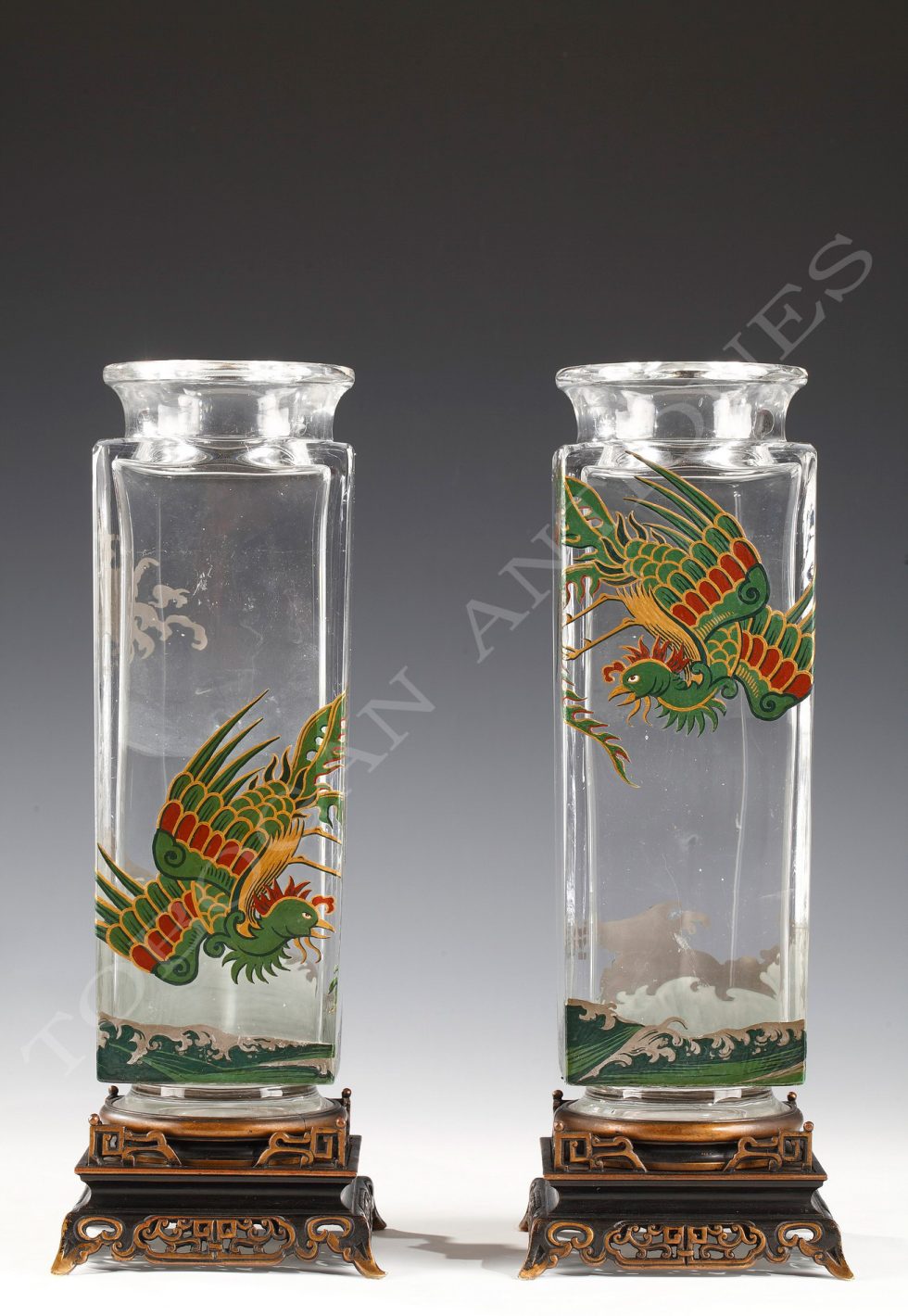 Baccarat <br/> Charming pair of vases