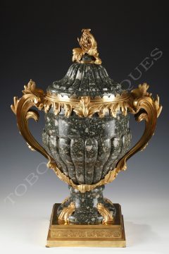 Important covered vase in marble and gilded bronze