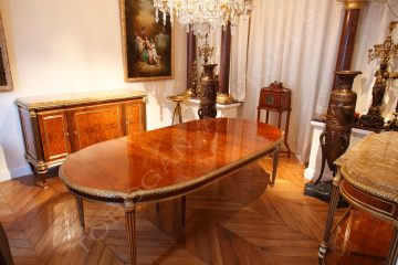 Elégant ensemble de salle à manger de style Louis XVI en acajou et loupe d'amboine comprenant une table, une desserte et un buffet.