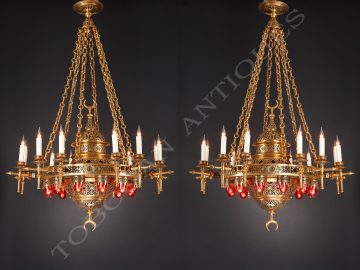 Elégante paire de lustres en bronze doré sur fond patiné à douze bras de lumières et douze verrines rouges