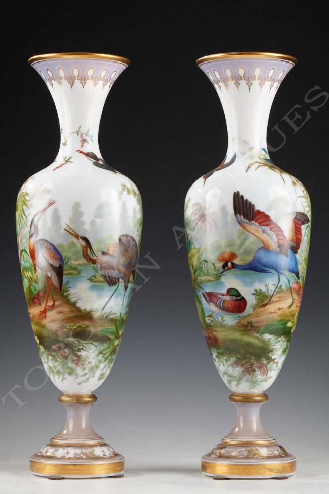 Baccarat <br/> Paire de vases opaline