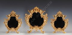Elégante suite de trois miroirs en bronze doré à chevalet