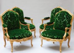 Belle suite de quatre fauteuils à châssis en bois doré