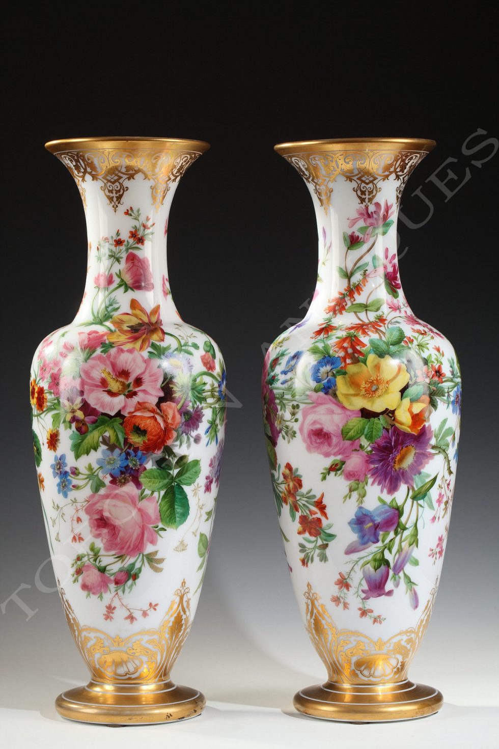 Manufacture de Baccarat <br/> Paire de vases en opaline