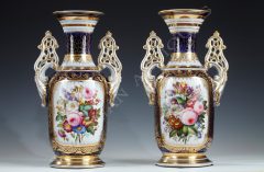 Charmante paire de vases en porcelaine de Valentine à décor de fleurs au naturel