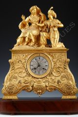 Pendule philhellénique Leila et le Giaour en bronze doré - Tobogan Antiques - Antiquaire Paris