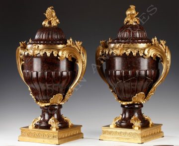 Paire de vases couverts en granit et bronze doré - Attribué à Maison Lexcellent - Tobogan Antiques - Antiquaire Paris
