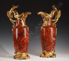 Elegant pai of ewers in Breche sanguine marble and gilded bronze