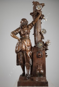“Femme à la fontaine” terre cuite sculpture Luminaire Tobogan Antiques Paris antiquités XIXe siècle